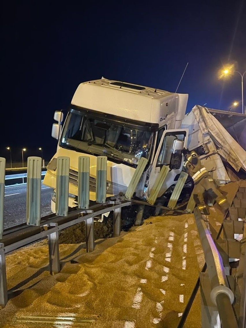 Pelplin. Niebezpieczny wypadek na A1. Ciężarówka utknęła w...