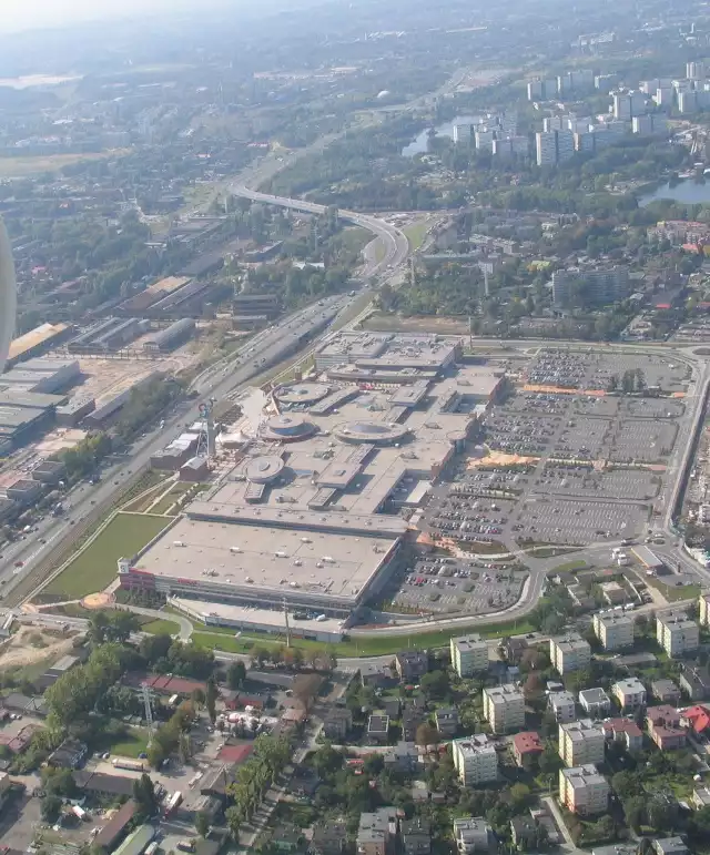 SCC jeszcze przed rozbudową. teraz na miejscu parkingu też są sklepy.