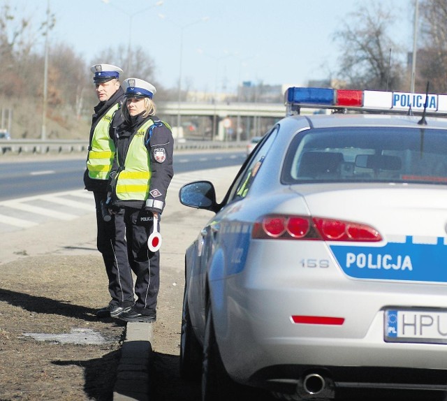 Policyjny patrol sprawdzał prędkość aut na ulicy Niestachowskiej w Poznaniu 