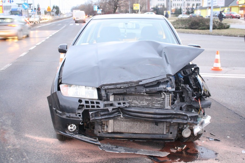 Olkusz. Wypadek na drodze krajowej numer 94 a później kolizja na ul. Mickiewicza