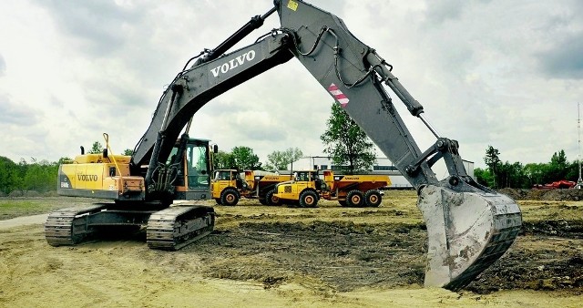 Kopać każdy może, ale niewielu ma szansę robić to szybciej niż operator wielkiej koparki, która wczoraj pojawiła się na placu budowy stadionu