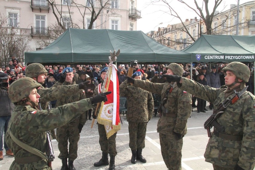 Uroczysta przysięga elewów na Placu Wolności w Kielcach. 5 żołnierzy otrzymało wyróżnienia
