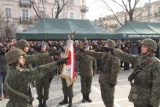 Uroczysta przysięga elewów na Placu Wolności w Kielcach. 5 żołnierzy otrzymało wyróżnienia