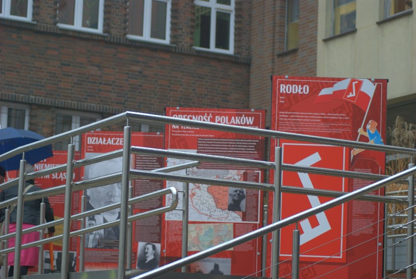 Bytom: Przed gmachem Miejskiej Biblioteki Publicznej ustawiono plenerową wystawę „Jesteśmy Polakami! Związek Polaków w Niemczech”