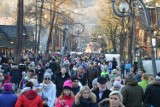 Zakopane. Tłumy turystów na Krupówkach. A wśród nich Mikołaj [ZDJĘCIA]