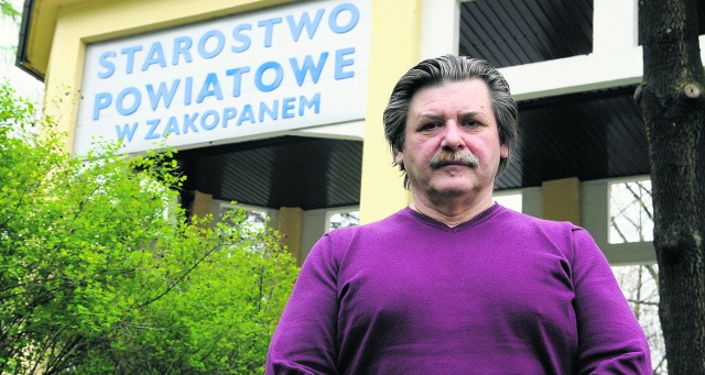 Marek Kozioł przed  budynkiem starostwa, o który trwa walka
