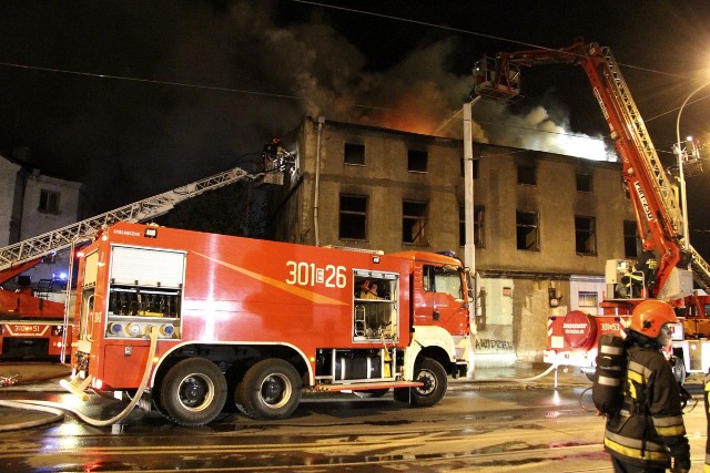 Strażacy uratowali z płonącej kamienicy 3 bezdomnych