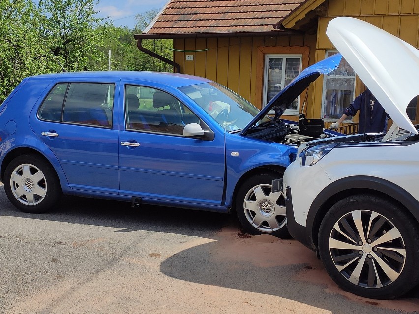 Groźne zdarzenie drogowe na ulicy Niegłowickiej w Jaśle. Na łuku drogi doszło do zderzenia dwóch samochodów osobowych, są poszkodowani[FOTO]