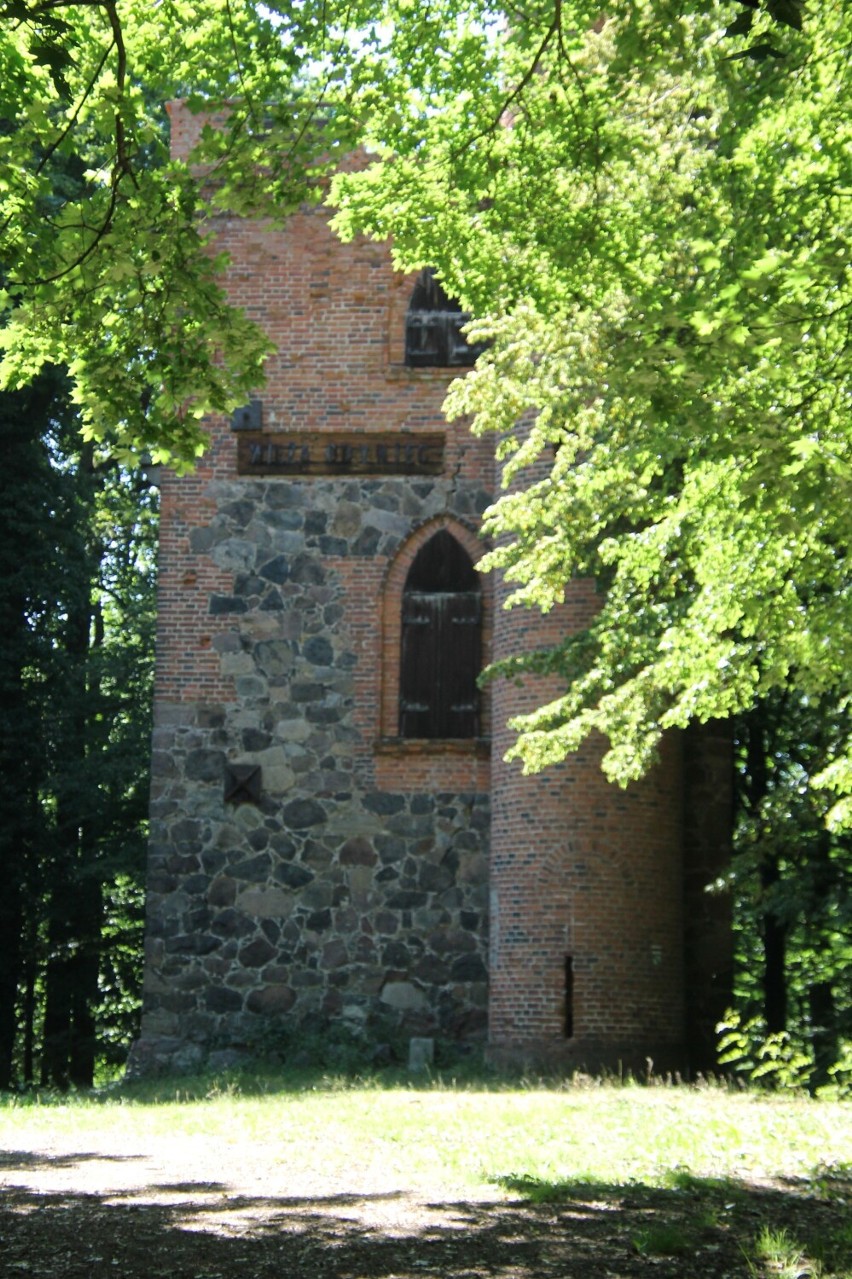 Na Wzgórzu Joanny znajduje się Wieża Zamku Myśliwskiego...