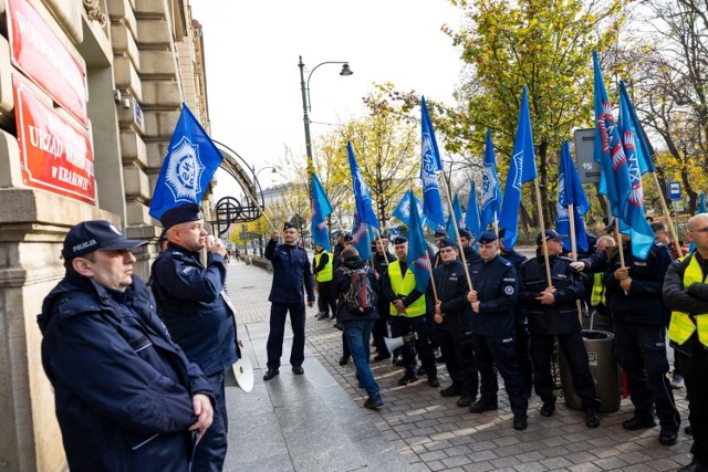 Protest policji pod Urzędem Marszałkowskim
ul basztowa przed urzad marszalkowski pikieta protest policja zwiazki