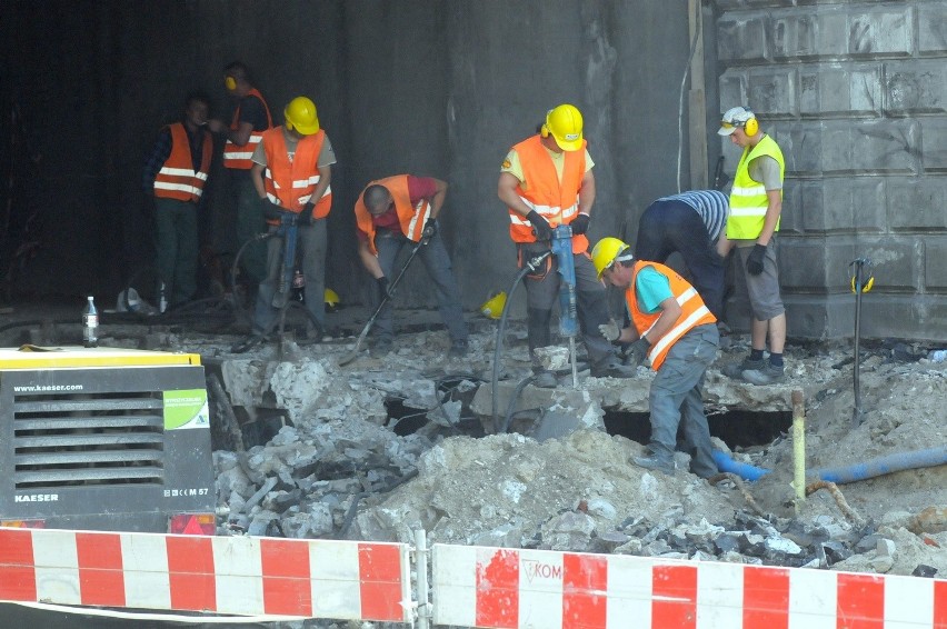 Remont wiaduktu na Kunickiego: Robotnicy skuwają galerię (ZDJĘCIA)