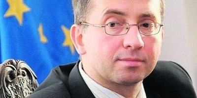 Grzegorz Bachański, prezes Polskiego Związku Koszykówki:Koszykarze reprezentacji zagrali z orzełkami na koszulach pierwszy raz od pięciu lat w czasie tegorocznych ME na Litwie. W lecie przez środowisko koszykarskie przetoczyła się dyskusja na ten temat, więc byliśmy pierwsi przed piłkarzami. Orzełka nie było przez te lata ze względu na przepisy FIBA Europe, która dawała do zrozumienia, że wystarczy na strojach nazwa kraju. Okazało się, że wytyczne Międzynarodowej Federacji Koszykówki nie są aż tak stanowcze, dlatego 12 sierpnia dostaliśmy zgodę na godło narodowe na koszulkach reprezentacji. Dla nas to coś zupełnie normalnego i zapewniam, że nie będzie żadnych pomysłów, aby usuwać orła ze strojów koszykarek i koszykarzy.