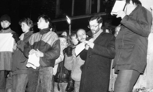 Lech Dymarski w latach 80. działał w opozycji. Wydawał m.in. pismo "Komunikat". Brał także udział w demonstracjach. Na zdjęciu przemawia podczas niezależnych obchodów Święta Niepodległości