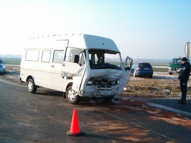 13 osób rannych po zderzeniu busa z autem osobowym na...