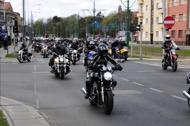 Poznań: Motocykliści przejazdem przez miasto rozpoczęli sezon [ZDJĘCIA, WIDEO]