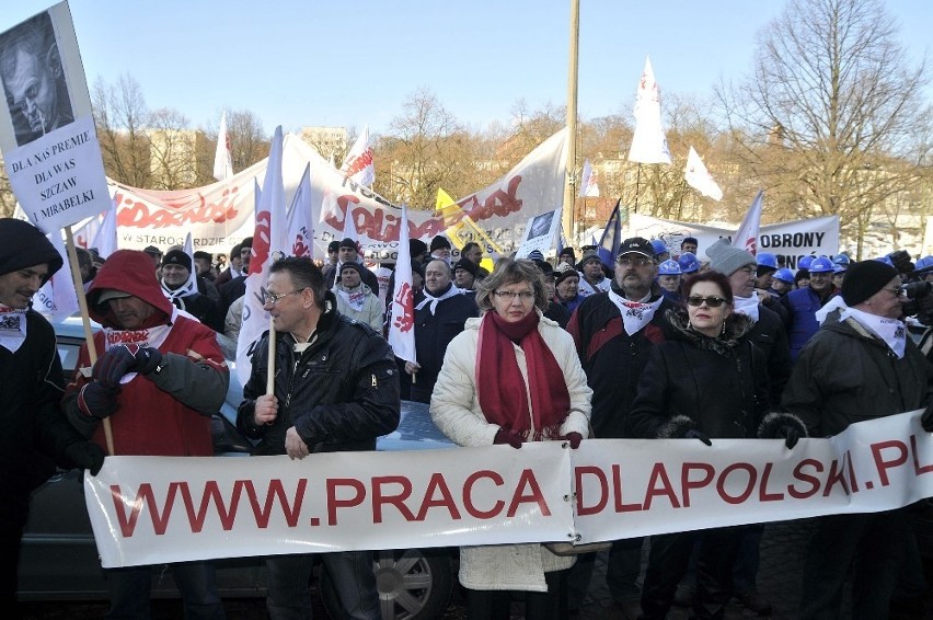 Gdańsk: Protest związkowców z &quot;Solidarności&quot; przed Urzędem Wojewódzkim [ZDJĘCIA]
