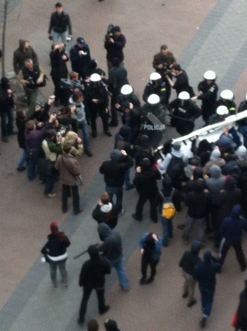 Zadyma w Katowicach: Antyfaszyści starli się z policją na marszu narodowców