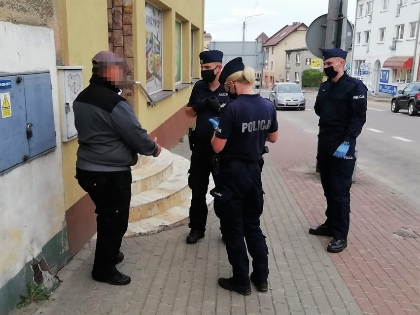 Bytowscy policjanci wręczyli 12 mandatów za brak maseczek ochronnych w sklepach i stacjach benzynowych