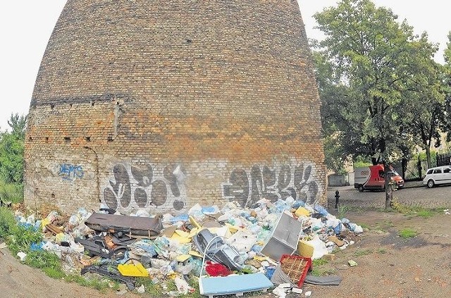 Lokatorzy kamienicy przy Sikorskiego płacą za wywóz śmieci, ale pieniądze zabiera komornik