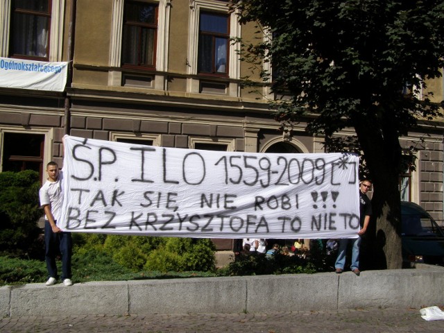 Najgłośniej przeciwko oddelegowaniu Krzysztofa Horbacewicza protestowali absolwenci, którzy zjawili się w szkole