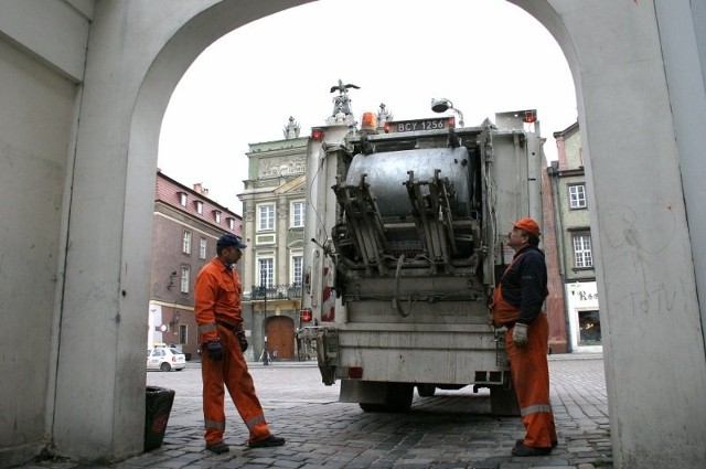 Miesięcznie stawka od osoby za wywóz odpadów posegregowanych wyniesie 12 złotych, a za śmieci zmieszane zapłacimy 20 złotych