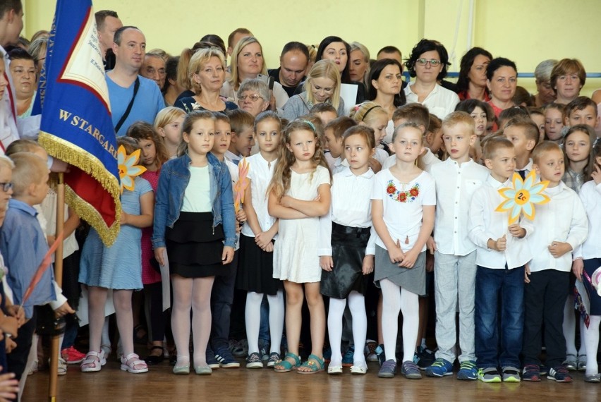 Stargardzcy kibice Pogoni Szczecin rozdawali uczniom ładne plany lekcji