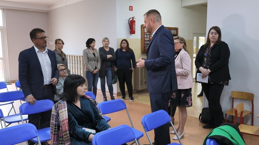 Minister Cyfryzacji, Janusz Cieszyński, przedstawił program „Laptop dla nauczyciela