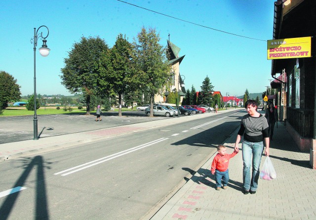 Mikołajek (na zdjęciu z mamą) ma półtora roku i chce chodzić na spacery tylko nową ulicą