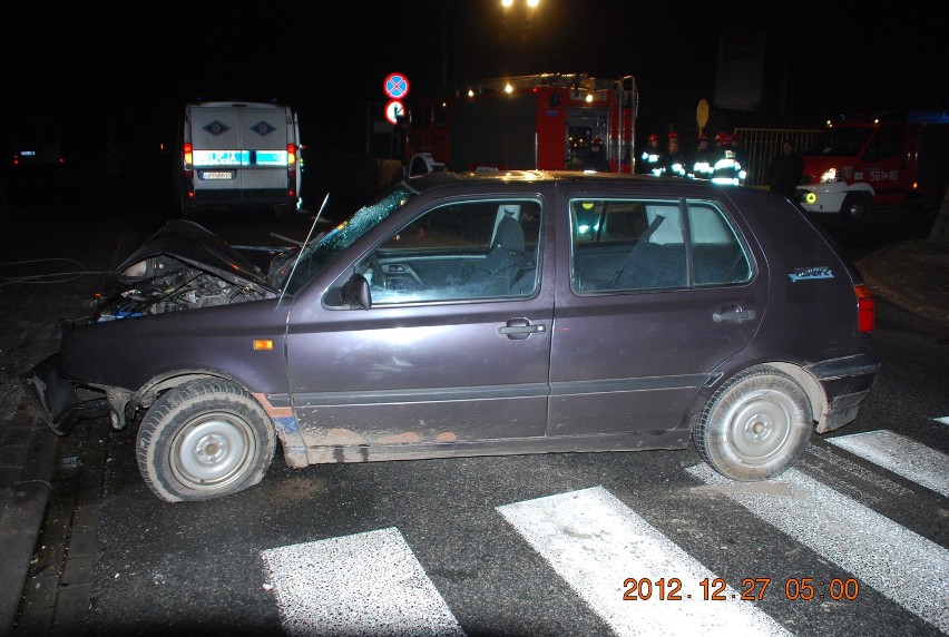 KRÓTKO: Wypadek na Starowiejskiej w Raciborzu. Volkswagen skosił latarnię, kierowca był pijany