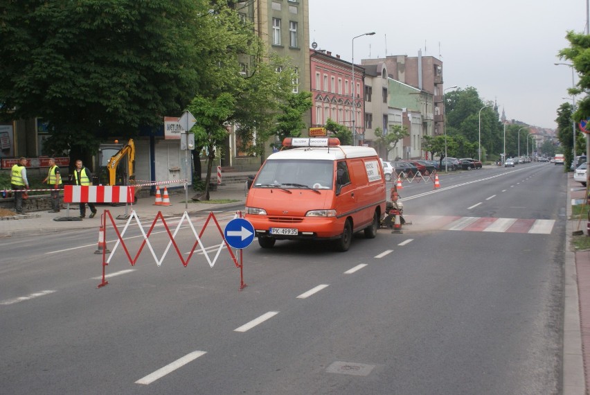 Montują doświetlacze i markery na ulicy Górnośląskiej w...