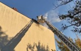 Pożar w kamienicy przy ulicy Piotrkowskiej w centrum Kielc. Kilka strażackich zastępów w akcji. Zobaczcie zdjęcia i film