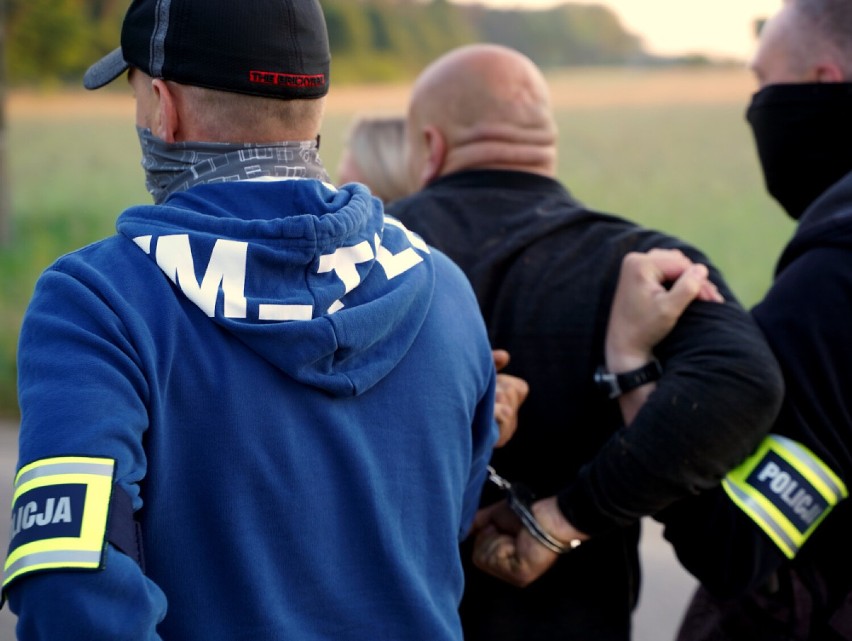 Narkotyki zakopali w ziemi. Policja zatrzymała 15 osób