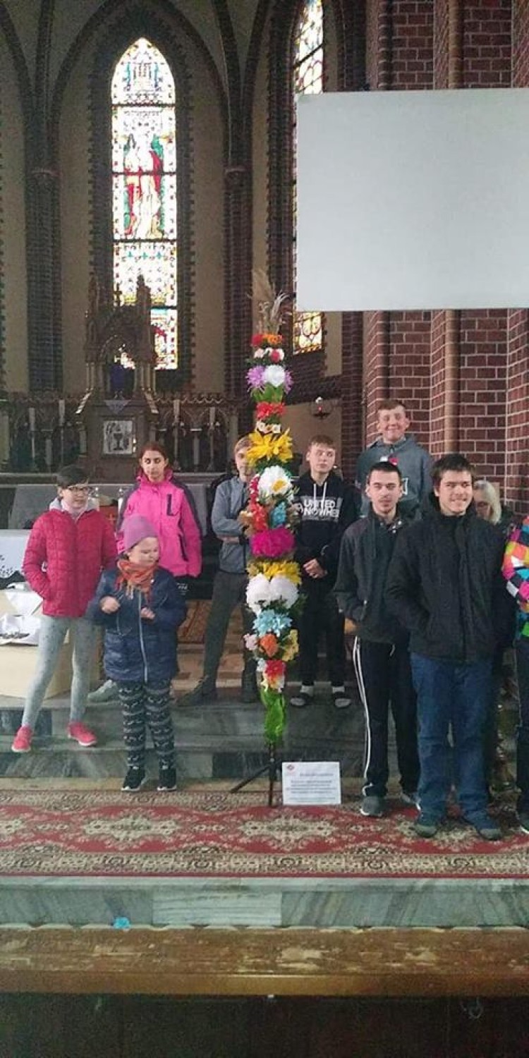 Dobroszyce: Wychowankowie SOSW wykonali palmę wielkanocną