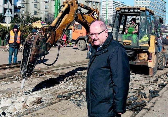 Marzec 2012Pierwszy etap przebudowy centrum Katowic dobiegł końca. W ramach prac zmodernizowano torowiska na Korfantego na odcinku rondo-rynek, na rynku i ul. św. Jana. Tory przesunięto ze środka rynku pod Zenit, natomiast  na św. Jana wybudowano je w dwóch kierunkach.