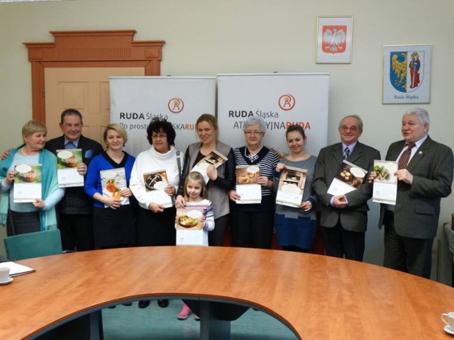 Laureaci poprzedniej edycji Rudzkich Smaków. W ubiegłym roku na zakończenie konkursu urząd miejski wydał kulinarny kalendarz