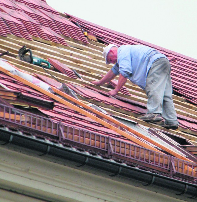 W piątek pracownicy remontowali dach sądu w Oświęcimiu bez zabezpieczeń