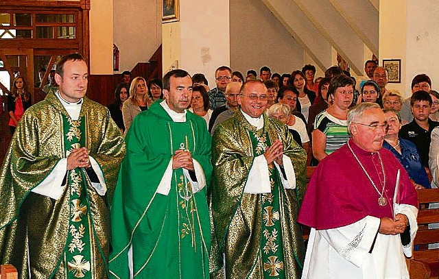 Ks. dr Marek Krupa ( w jednolicie zielonym ornacie)  podczas wprowadzenia do parafii
