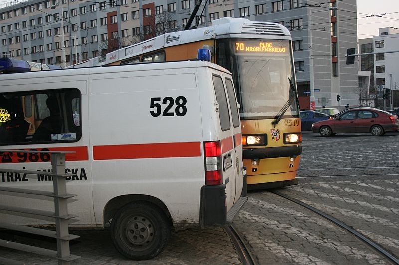 Wrocław: Samochód straży miejskiej zablokował tramwaje na pl. Grunwaldzkim