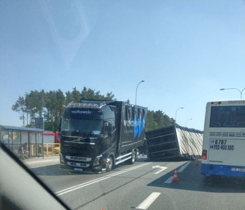 Przyczepa zatarasowała drogę w Białych Błotach. Były utrudnienia w ruchu [zdjęcia]