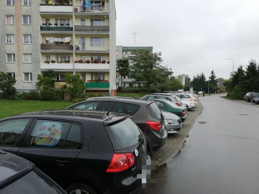 Osiedle Zachód w Szczecinku. Pusty postój, a wokół auta parkują gdzie się da [zdjęcia]
