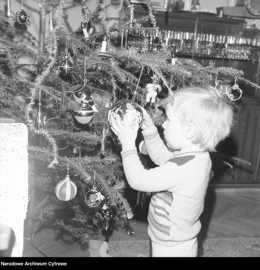 Dziecko z bombką przy choince, 1977-1978 r.