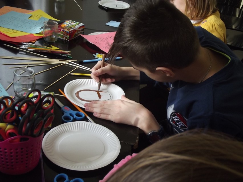 Dzieci z warsztatów  OKGG udowadniają, że papierowy talerzyk nie musi służyć wyłącznie do jedzenia 