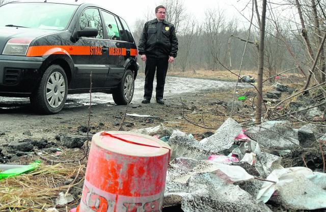 Dzikie wysypisko przy Drzymały kontrolowali  strażnicy miejscy