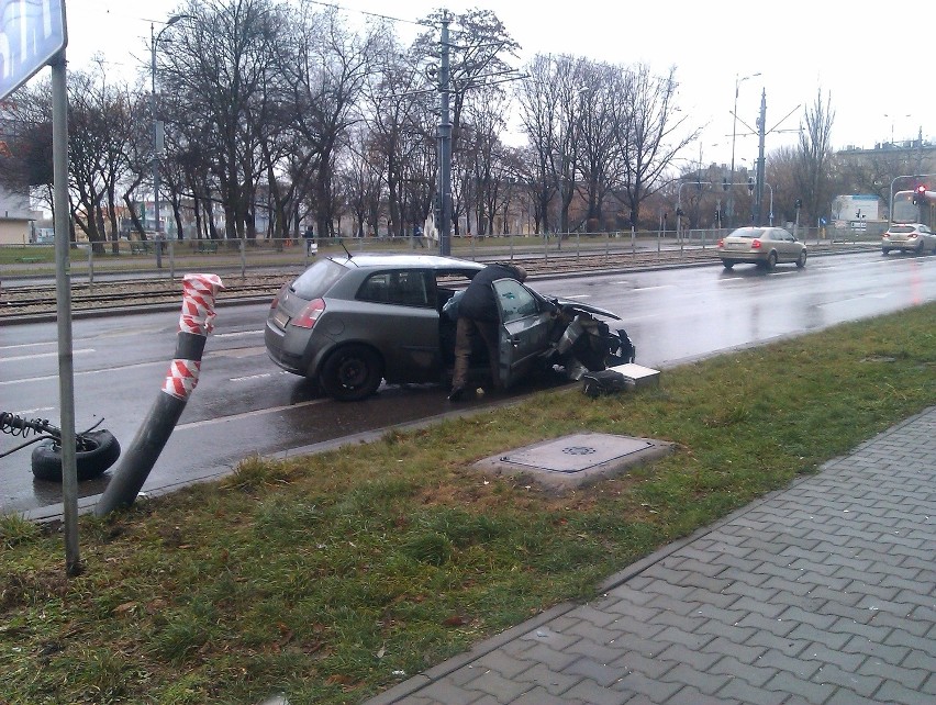 Łódź: uderzył w słup i uciekł. Zostawił samochód [ZDJĘCIA]