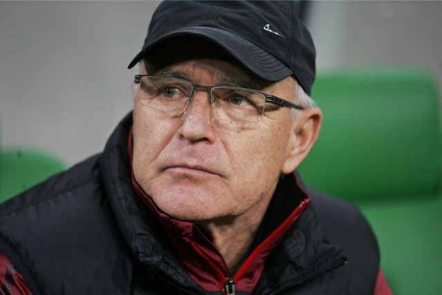 Orest Lenczyk ma 78 lat. Pracował m.in. w Wiśle, Cracovii, Śląsku, Ruch, Widzewie, GKS Katowice, GKSBełchatów. Ostatnim klubem który prowadził było Zagłębie Lubin (2013/2014)