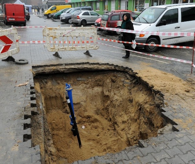 Robotnicy zrobili wykop, aby dostać się do źródła wycieku