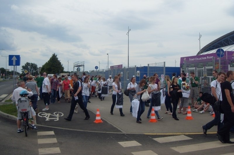 Euro 2012: W Poznaniu coraz więcej kibiców wokół stadionu [ZDJĘCIA]