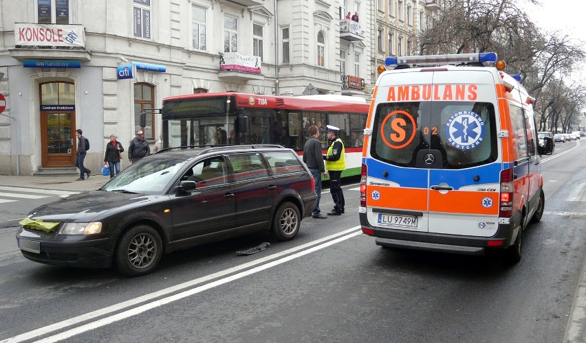 Krakowskie Przedmieście: Potrącił dwie osoby na przejściu