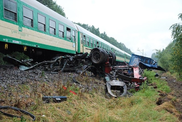 Po zderzeniu z ciężarówką wykoleiły się lokomotywa i pierwszy wagon