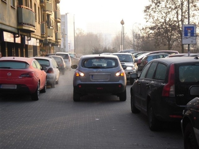 Kierowcy parkują, gdzie się da, bo "legalnych" miejsc jest za mało.